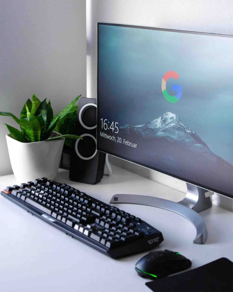 Image décorative représentant un ordinateur sur un bureau.